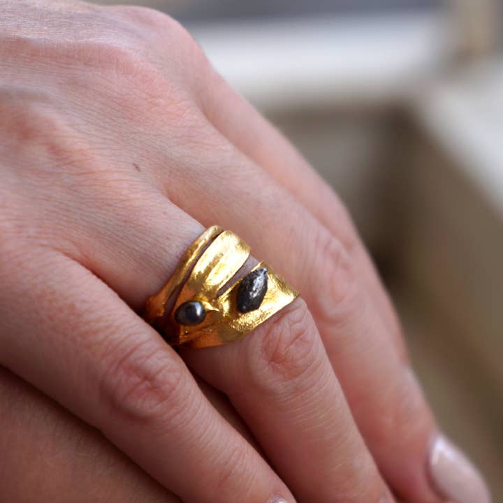 Bague Feuille d'Olivier Plaquée Or 14k avec Finition Rhodium Noir pour la vente par Mother Nature Jewelry