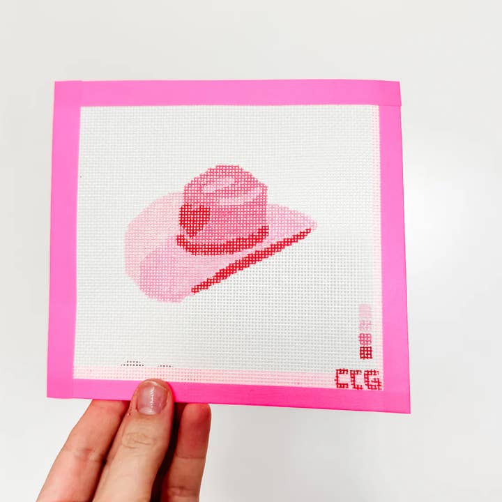 Cotswold Co Designs – wholesale Material för broderi/korsstygn – Handmålad rosa cowgirlhatt broderiduk | 3” duk