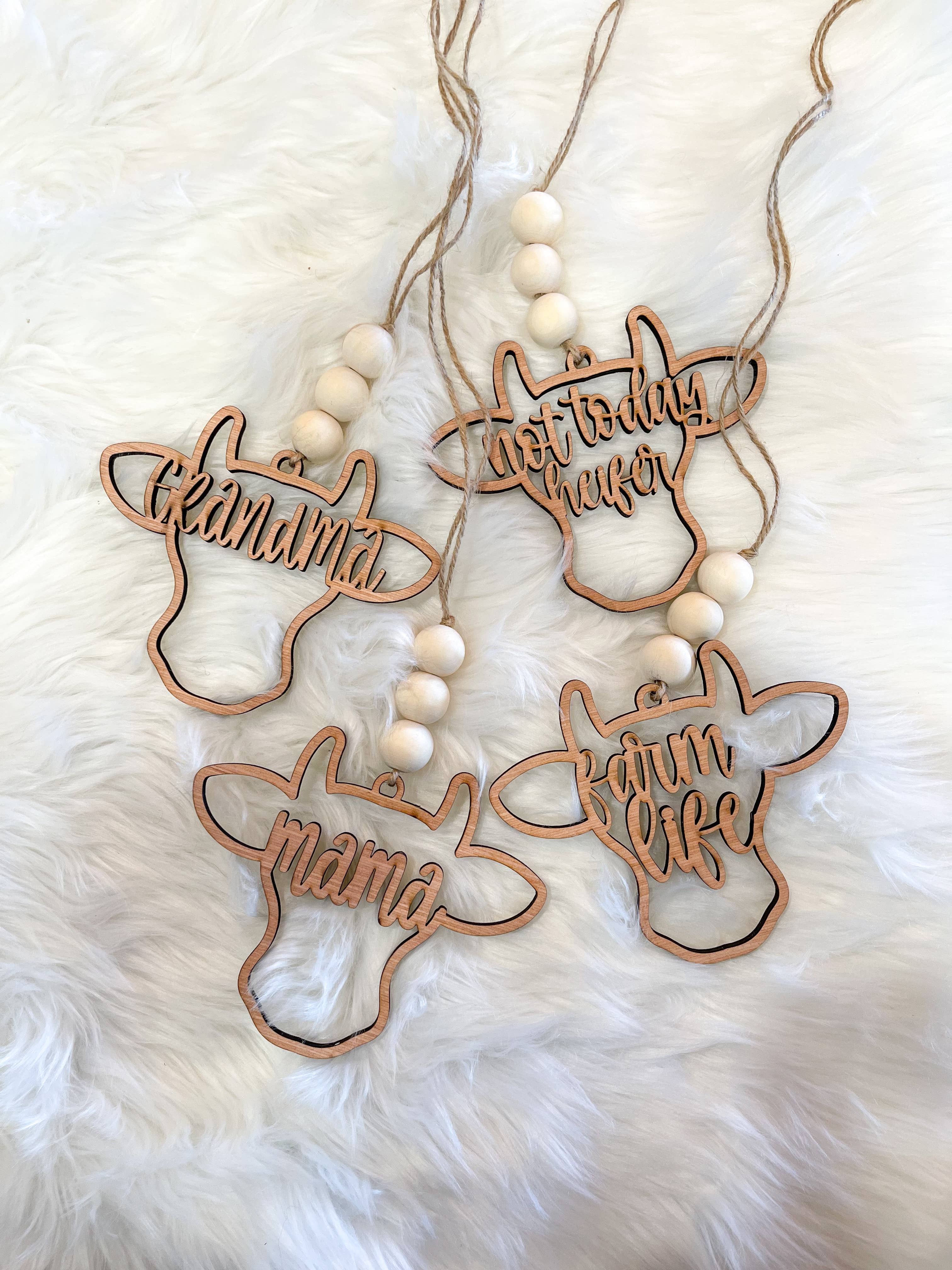 Simply Stained Shop - Wholesale Decoratieve autospiegelhanger - Dames - Boerderijauto hanger voor achteruitkijkspiegel met koe en kip ontwerp3