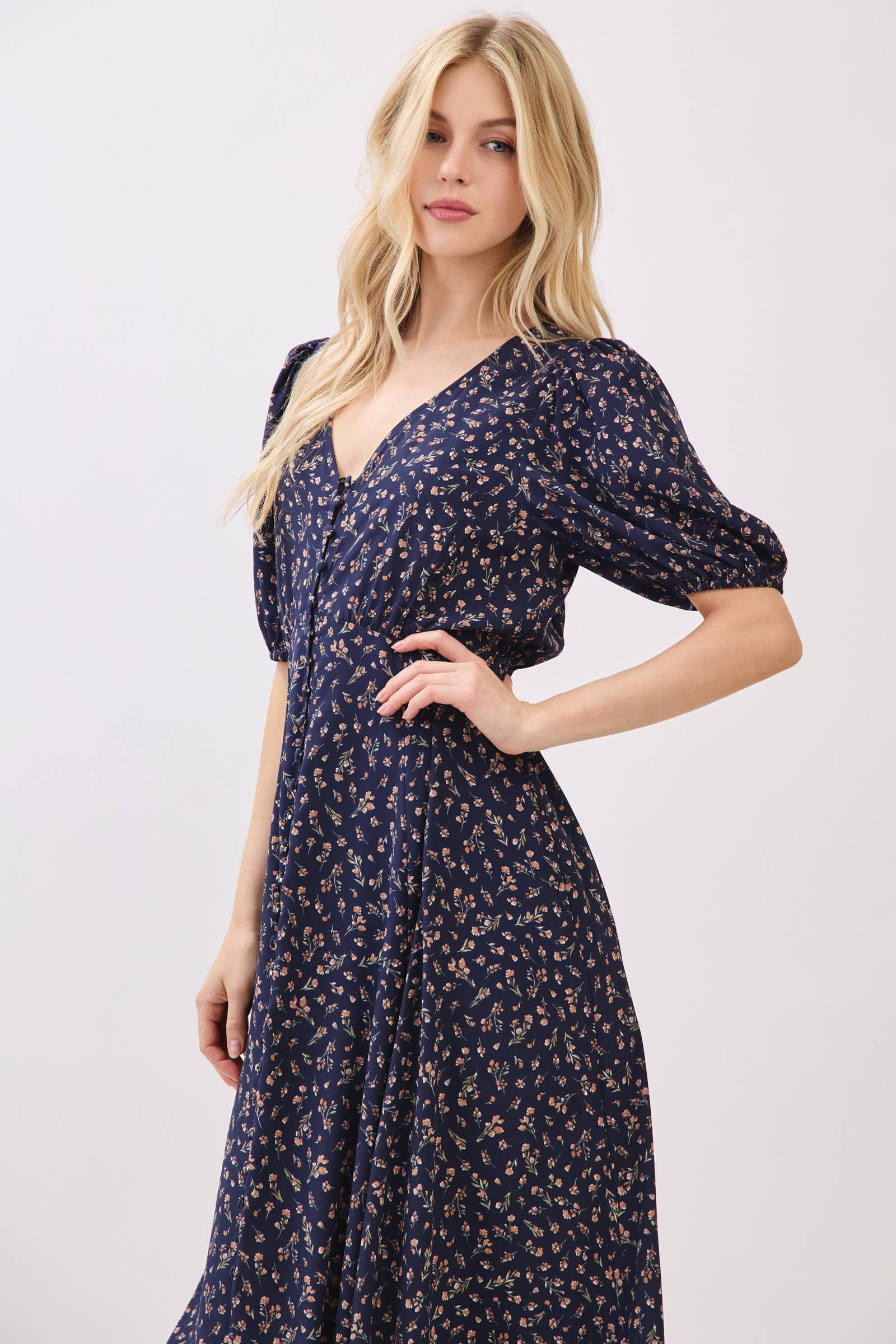 Calista - Vente Robe – femme - ROBE MIDI À MANCHES COURTES AVEC BOUTONS RECOUVERTS - VD6069A3