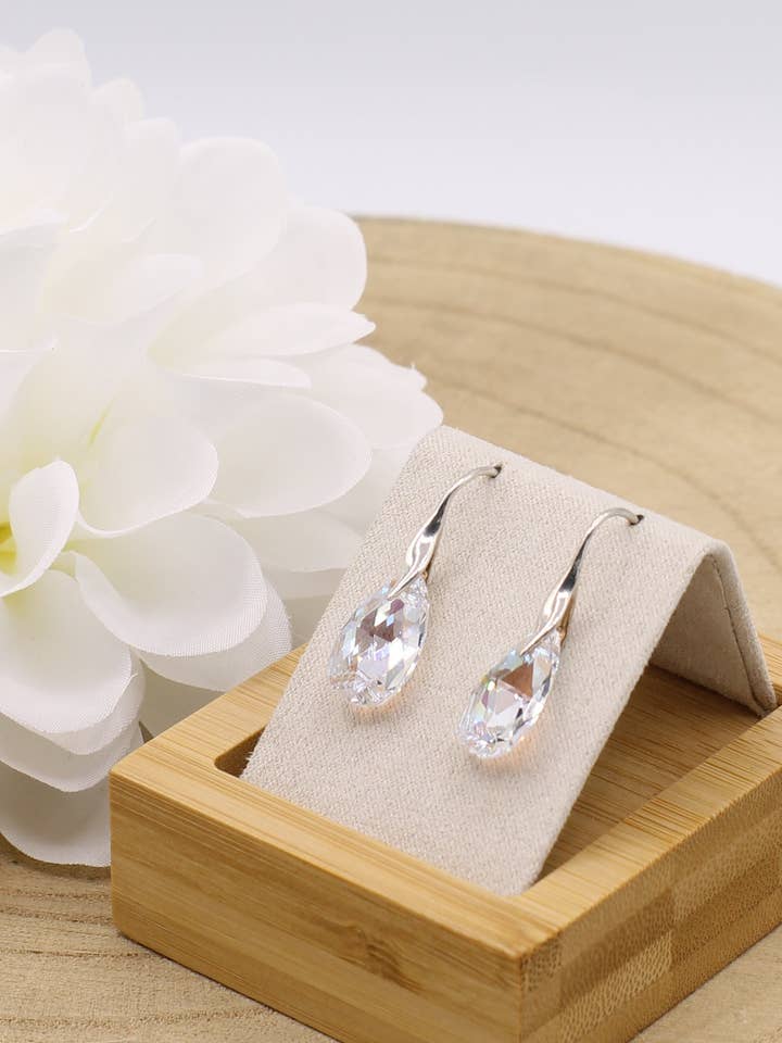 ZOA dangling bridal earrings for wholesale by Loane Bijoux