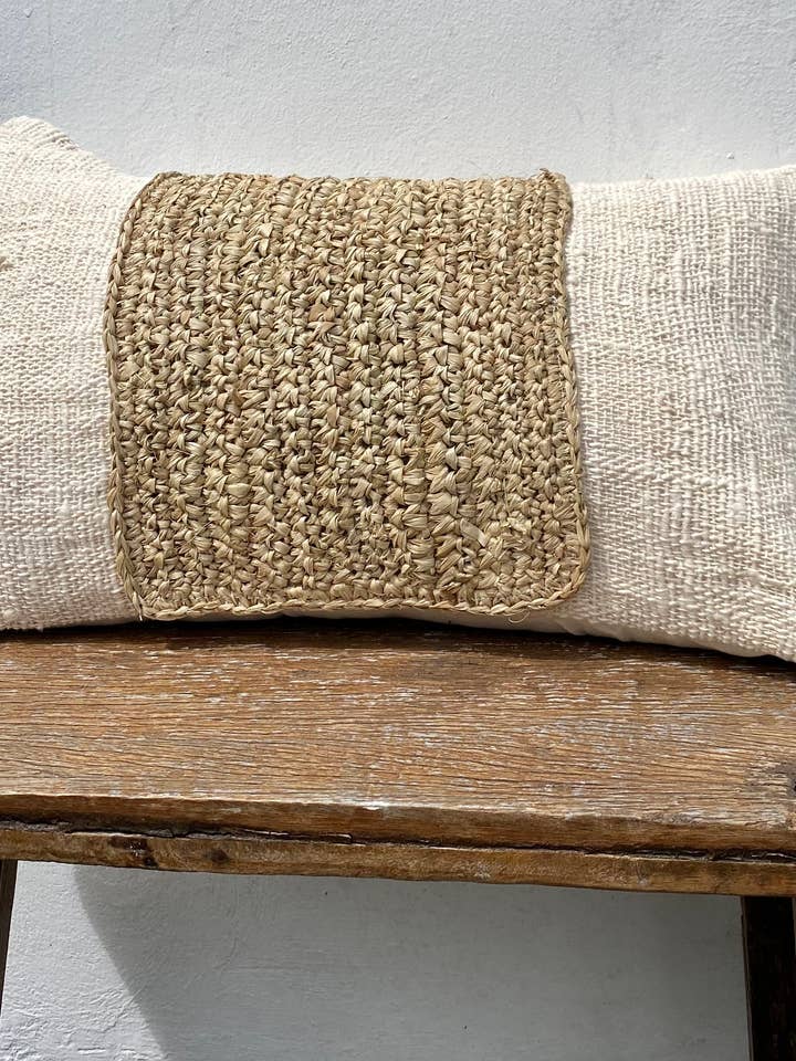 Tranquil Island katoenen kussensloop met raffia decoratie voor wholesale door Kayu Living Bali