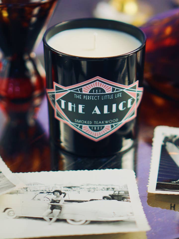 Bougie en cire de soja végétalienne "The Alice" au bois de teck fumé pour la vente par The Golden Slipper