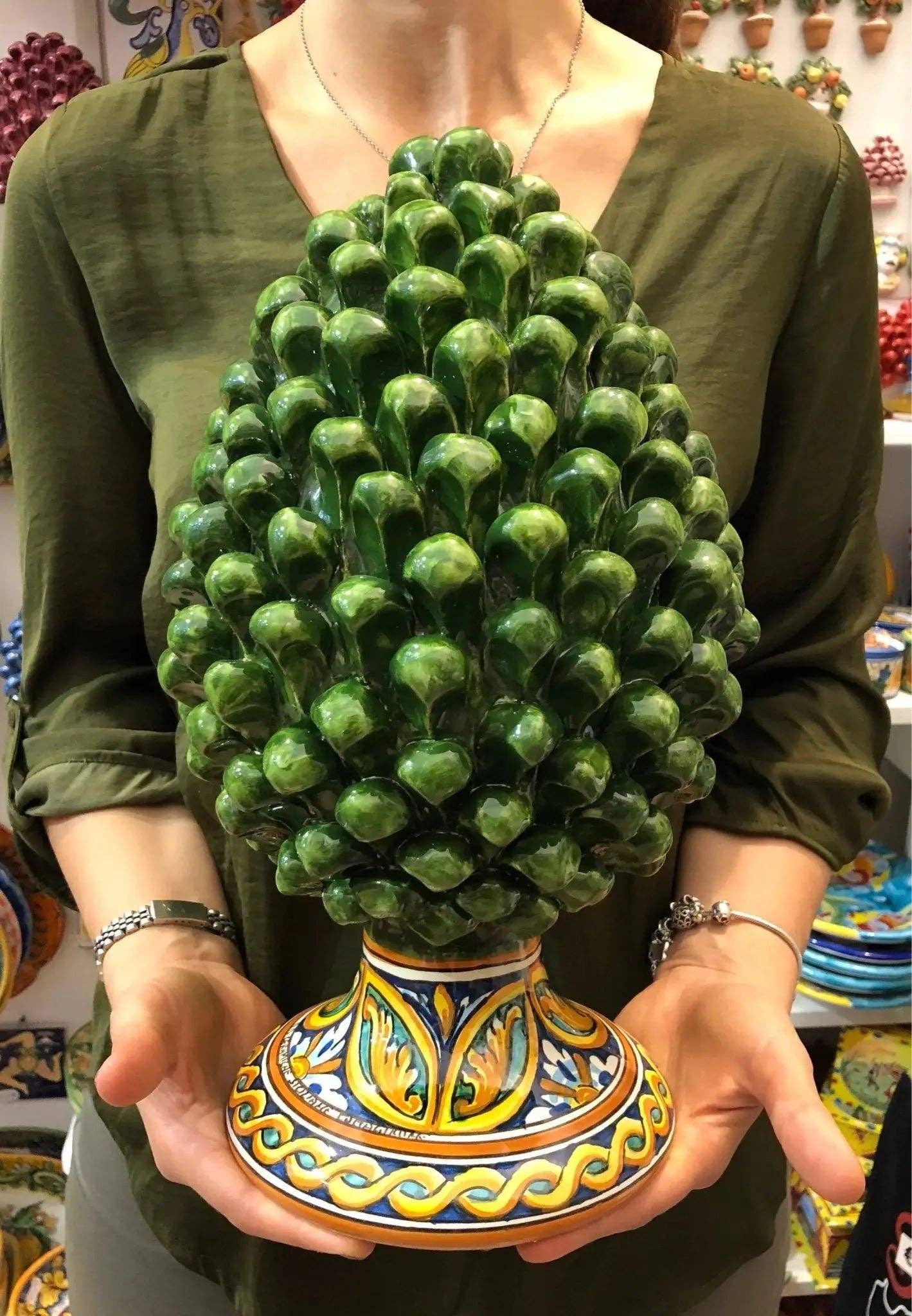 DD Ceramiche Siciliane - Vendita all'ingrosso Decorazione natalizia - Pigna Ceramica Caltagirone cm H.35 Artigianale Verde Prato Base Decorata4