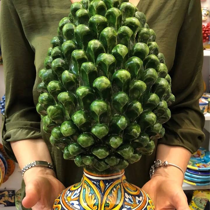 DD Ceramiche Siciliane - Vendita all'ingrosso Decorazione natalizia - Pigna Ceramica Caltagirone cm H.35 Artigianale Verde Prato Base Decorata4