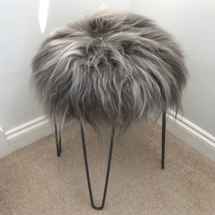 Housse de siège ronde en peau de mouton islandaise Cool Grey Long 35 cm pour la vente par Wildash London