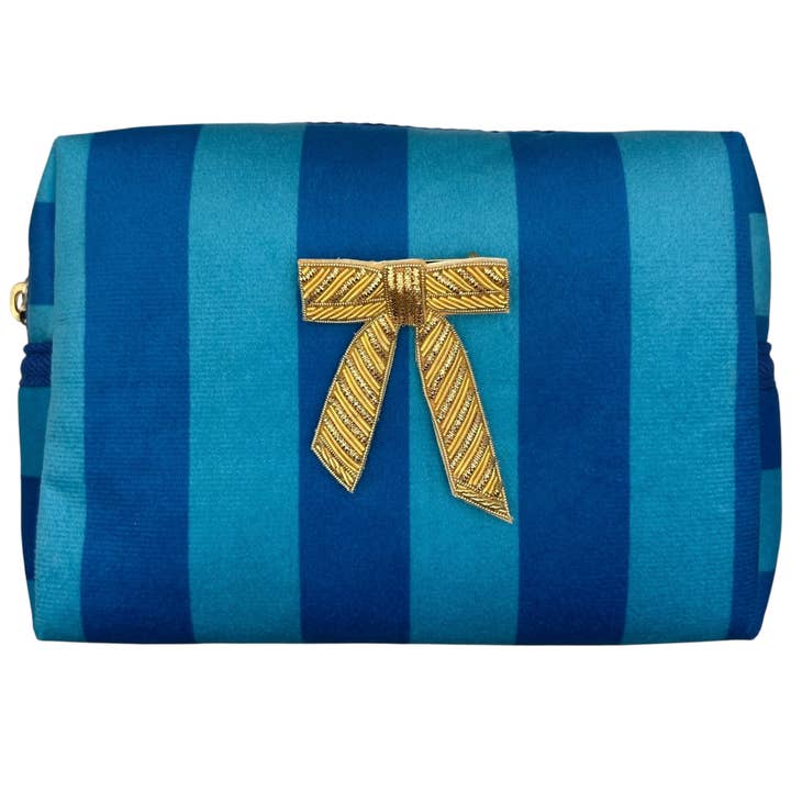 Große Schminktasche mit blauem Streifen & Schleifenbrosche für den Großhandel von Sixton London