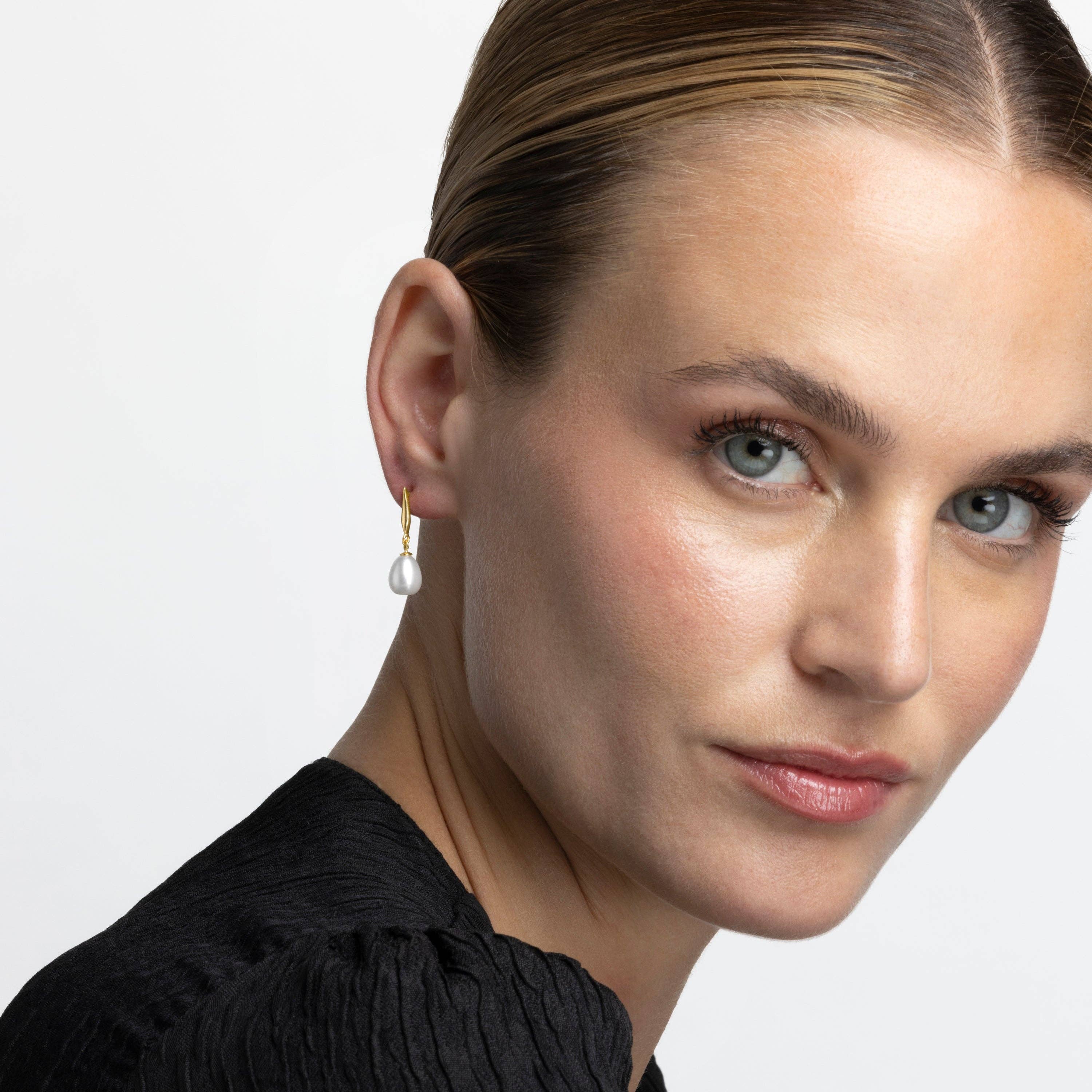 Luxenter - Wholesale Dangle Earrings - Pendientes de Plata de Ley 925 con Perla Blanca acabados en oro amarillo de 18K - Essential1