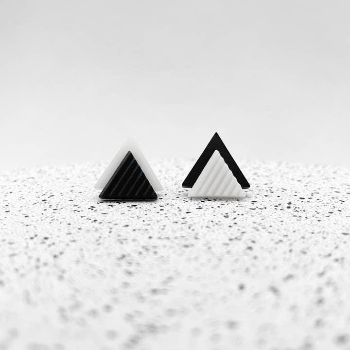Triangle Studs die niet bij elkaar passen voor wholesale door Sarah Joy Jewellery