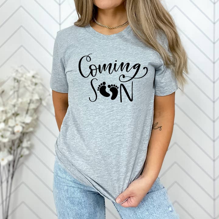T-shirt de grossesse à motif Coming Soon pour la vente par FAMS design