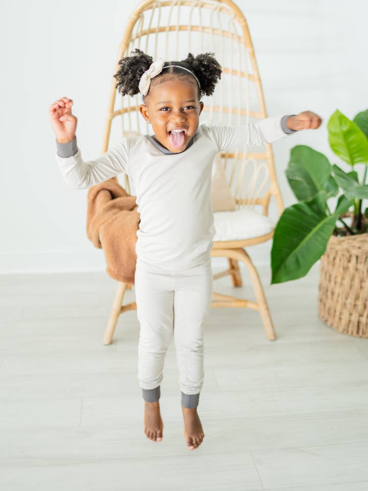 Ensemble Deux Pièces Gris pour la vente par Handpicked and Chosen