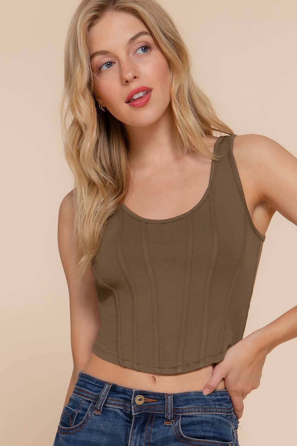 Active Basic | Active USA - Venta al por mayor Jersey corto de punto - Mujer - Top de punto sin mangas con dobladillo curvo y detalle de forro  13