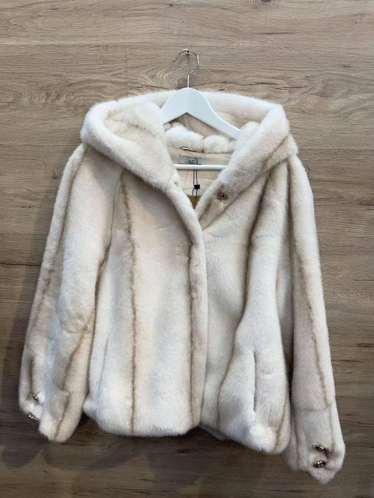 SWEET MAGIC MODA Y COMPLEMENTOS – wholesale Päls/fuskpäls - Dam – SYNTETISK PÄLSKAPPA MED HUVA OCH INNERFODER1