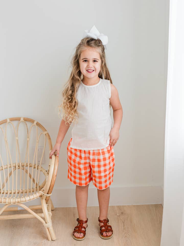 Conjunto de top blanco roto y pantalones cortos a cuadros naranjas para venta al por mayor de Yo Baby