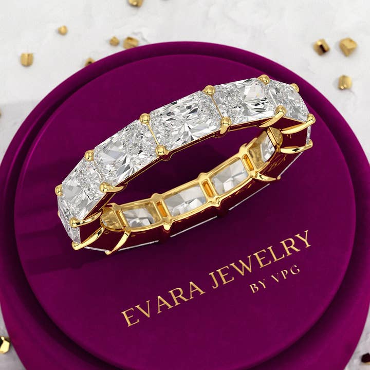 Bague de mariage empilable avec diamant taille radiant Est-Ouest de 6 carats pour la vente par Evara Jewelry