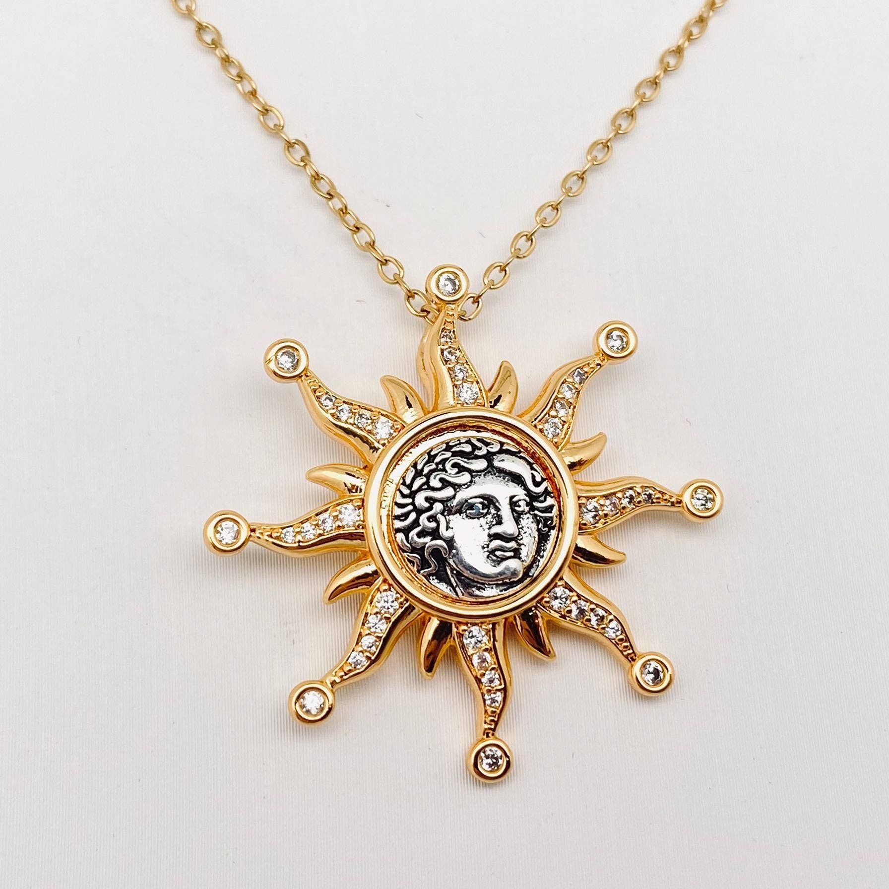 Mio Queena – Großhandel Kette mit Anhänger/Charm – Sun God Apollo Halskette mit Anhänger, vergoldet2