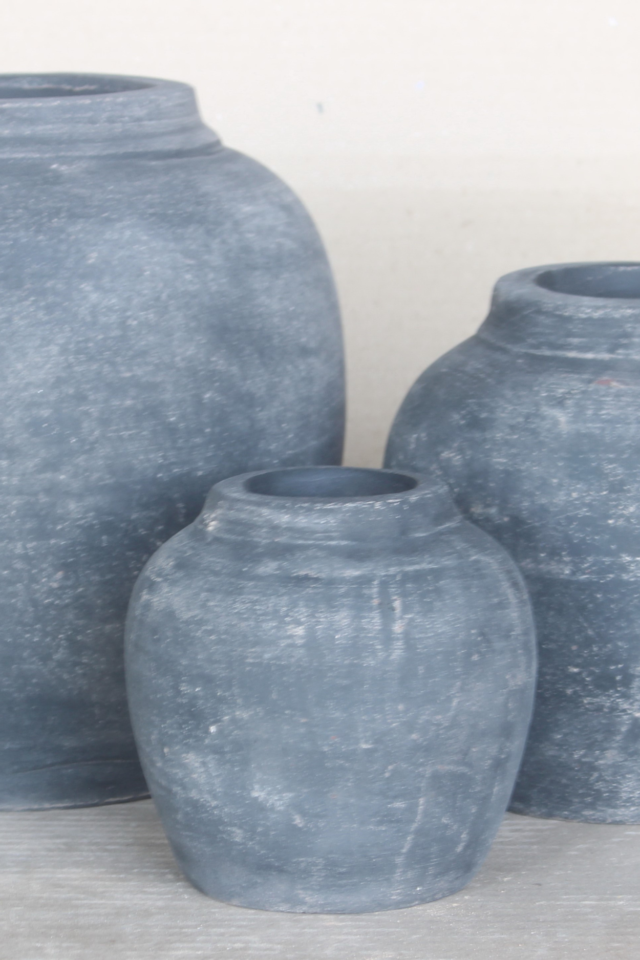 Luxe B Co - Wholesale Vase - Leon Black Wash Round Vase Small8