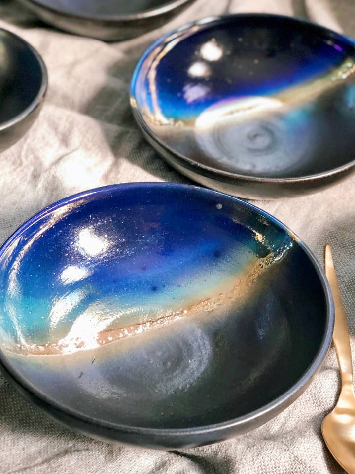 Sort, guld og blå pastaskål | Håndværksmiddagssæt for engroshandel hos Los Artisans