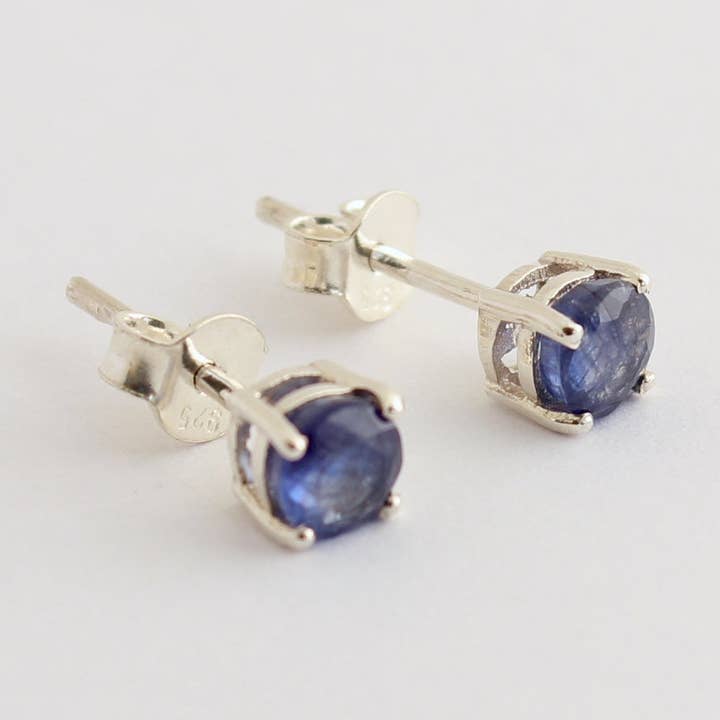 Edler Blau Saphir Ohrstecker gefasst in 925 Silber for wholesale by BKGEMS