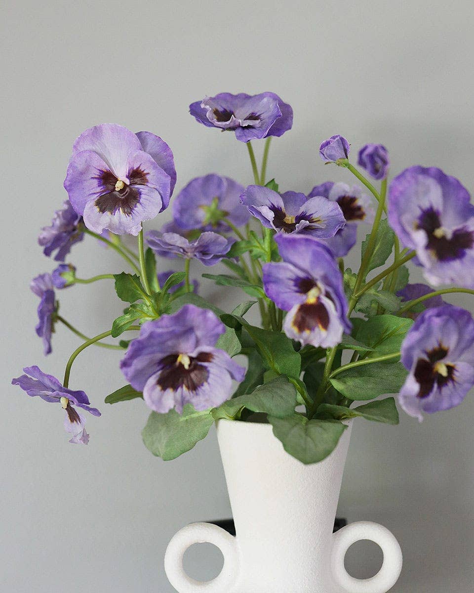 Prestige Botanicals – Großhandel Künstliche Blumen – Lavendelviolette Seidenstiefmütterchen 21"4