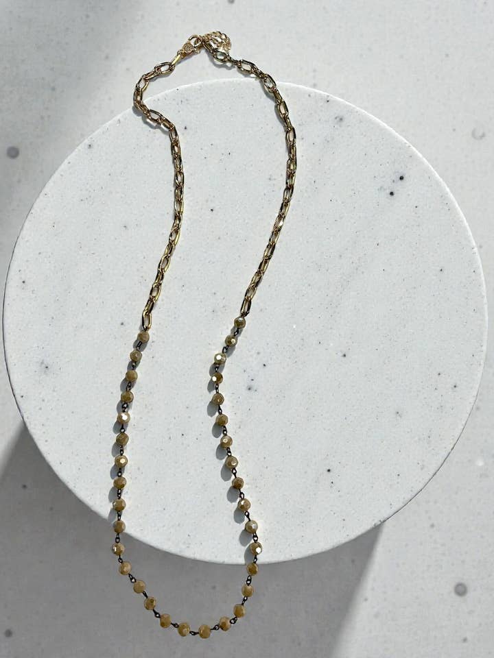 Collar de capas de eslabones de cable en marfil neutro y dorado de 28". para venta al por mayor de Ava Capri