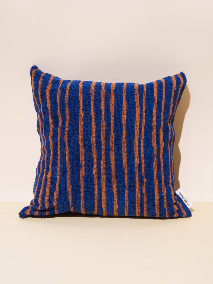 Coussin à rayures | Azur et châtaigne | 40 cm x 40 cm pour la vente par towel.studio