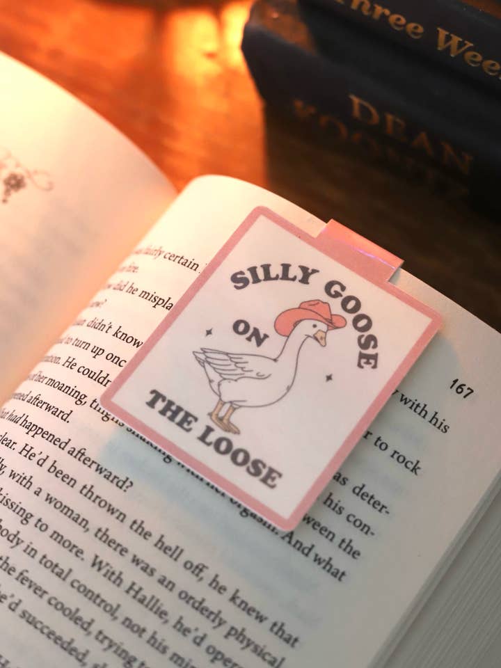 marque-page magnétique Silly Goose Book Lover pour la vente par Rooted Grace Co
