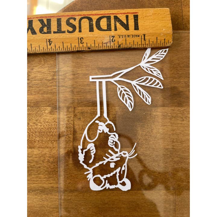 Autocollant de fenêtre pour voiture et camion de ma famille d'opossums suspendue pour la vente par The Crazy Opossum Lady