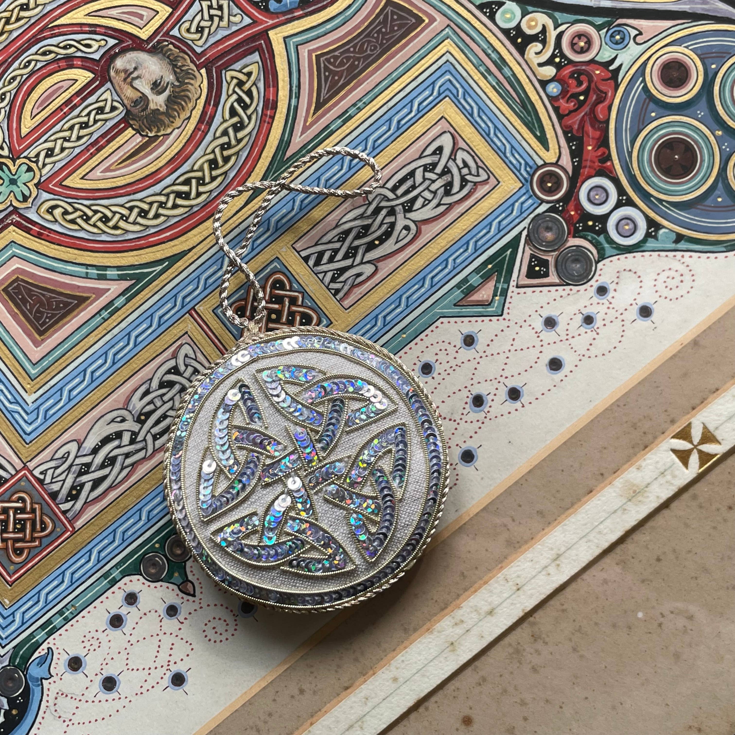 Katie Larmour Linen - Vendita all'ingrosso Decorazione - Ornamento natalizio fatto a mano in lino irlandese con nodo trinitario celtico1