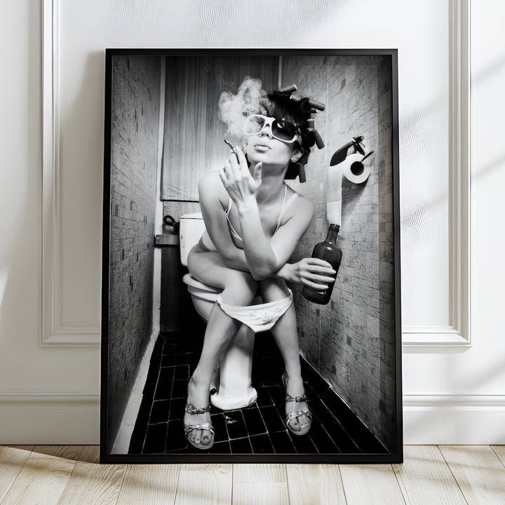 Repos sans remords | Femme fumant sur les toilettes Art mural imprimé pour la vente par Belter Prints