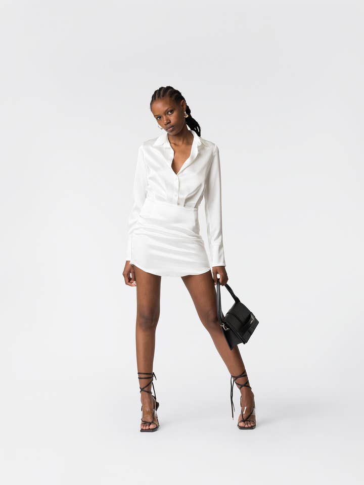 Robe Cara 2.0 en satin élégant pour la vente par DIVALO Transylvania