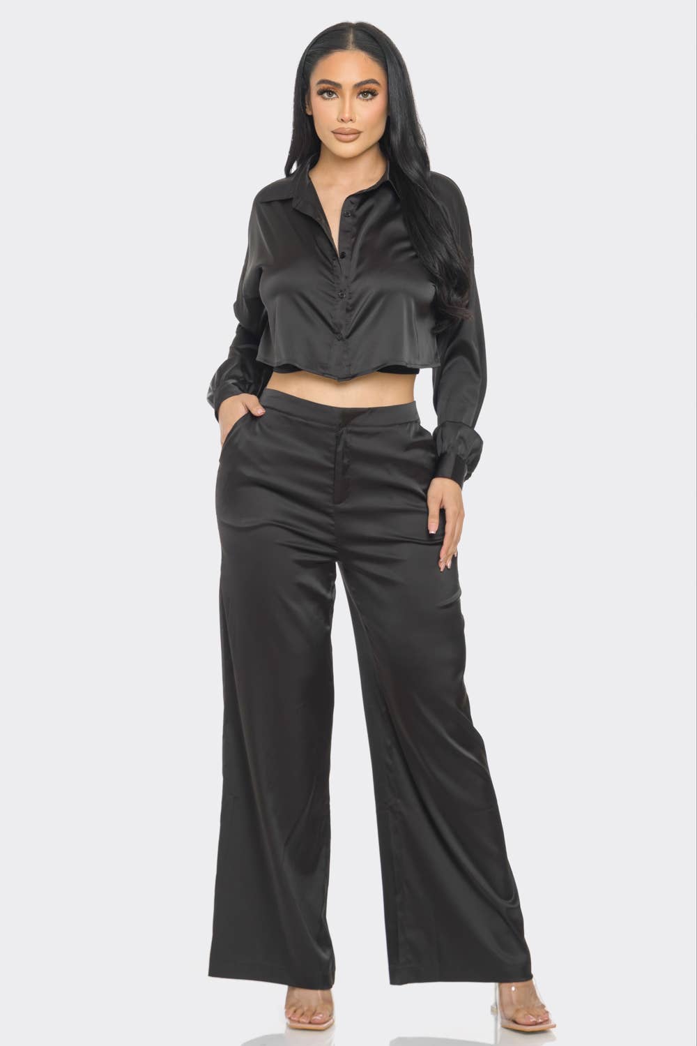 CAPSULLE – Großhandel Set aus Oberteil und Hose (NICHT Loungewear) – Damen – Set aus Satin mit Knopfleiste und ausgeschnittenem Rückendetail11