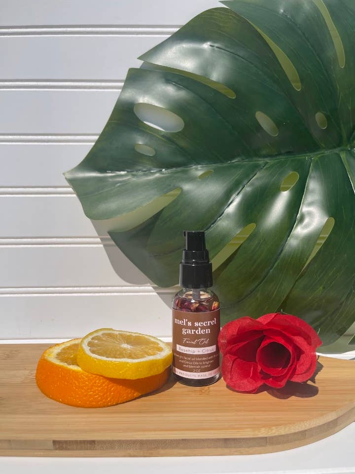 Huile pour le visage Mel's Secret Garden à la rose musquée et aux agrumes pour la vente par The Brown Collection