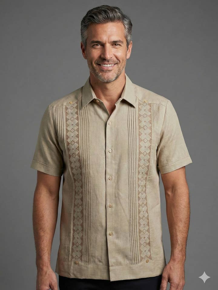 Guayabera Uxmal en lin kaki pour homme pour la vente par Cielito Lindo