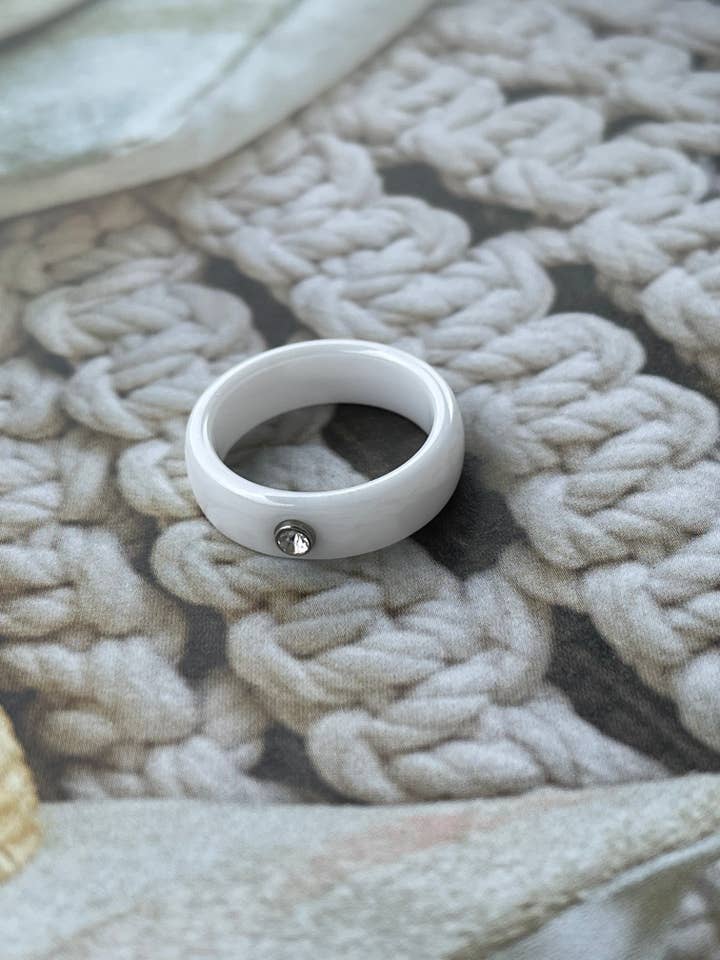 Lauren Hvid Keramisk Ring for engroshandel hos AMD COLLECTIVE