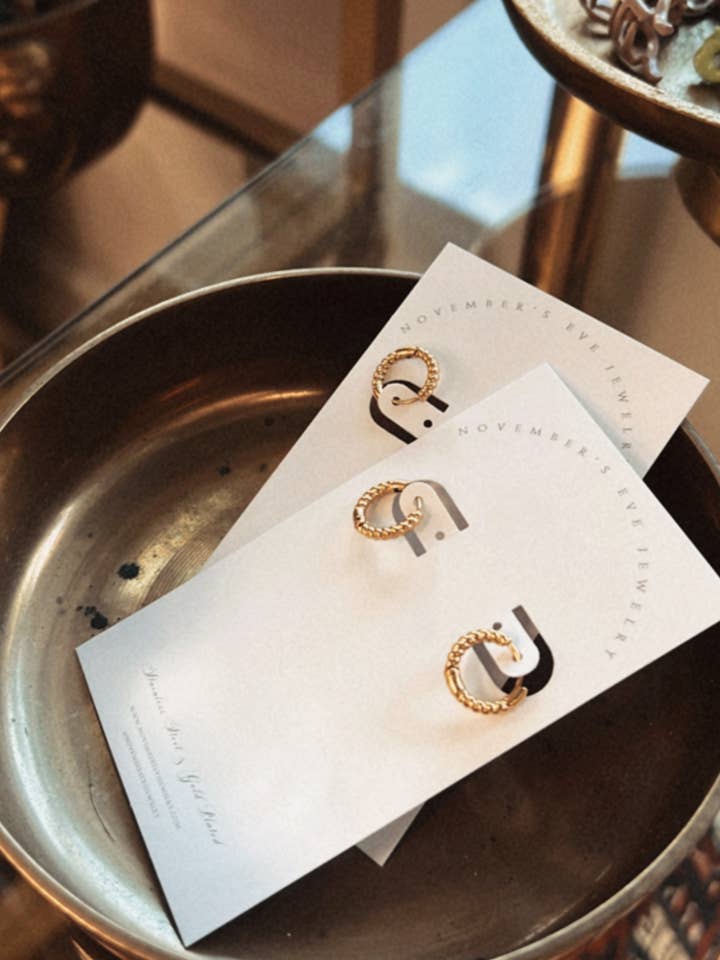 Twist Huggies pour la vente par November’s Eve Jewelry