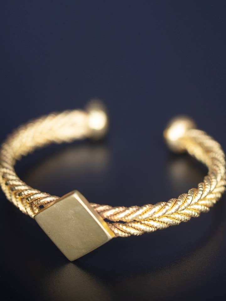 Bracciale Fulani immerso in oro per la vendita all'ingrosso da parte di Fulaba