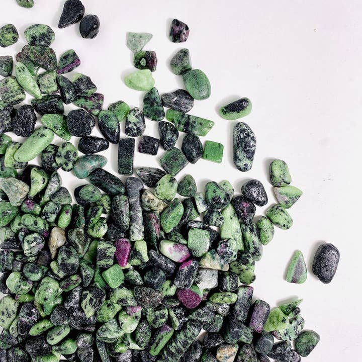 1 lb pose med Ruby Zoisite Spiritual Stone Crystal Chips for engroshandel hos Rock Paradise