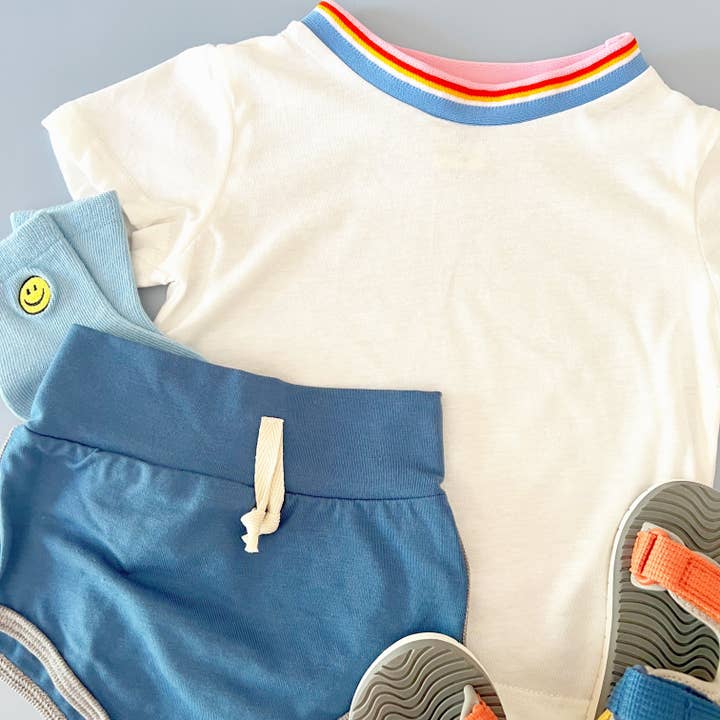 T-shirt arc-en-ciel pour tout-petits | T-shirt rétro unisexe pour enfants pour la vente par Bohemian Babies