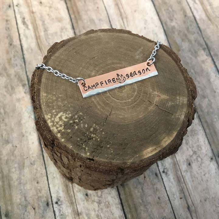Jamie Haley Designs – Engroshandel Halskæde med vedhæng – Blandet metal kobber bar halskæde - lejrbål sæson