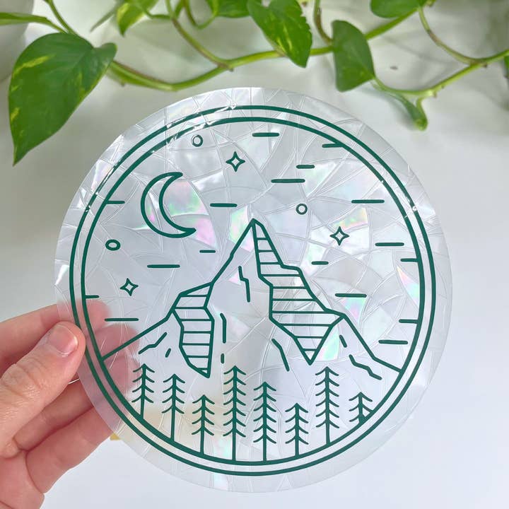 Bjerg + Skov Solfanger Klistermærke | Regnbue Vinduesdekoration for engroshandel hos Mindful over Mind Full