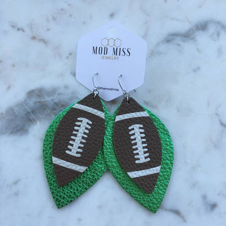 Pendientes de cuero apilados Fútbol + Verde metalizado para venta al por mayor de The Mod Miss