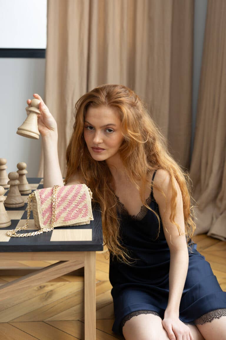 Sanabay – Großhandel Messenger Bag – Damen – Mini Nina Wild Rose Raffia-Tasche mit Kettenriemen3