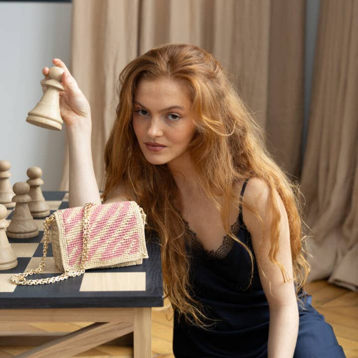 Sanabay – Großhandel Messenger Bag – Damen – Mini Nina Wild Rose Raffia-Tasche mit Kettenriemen3