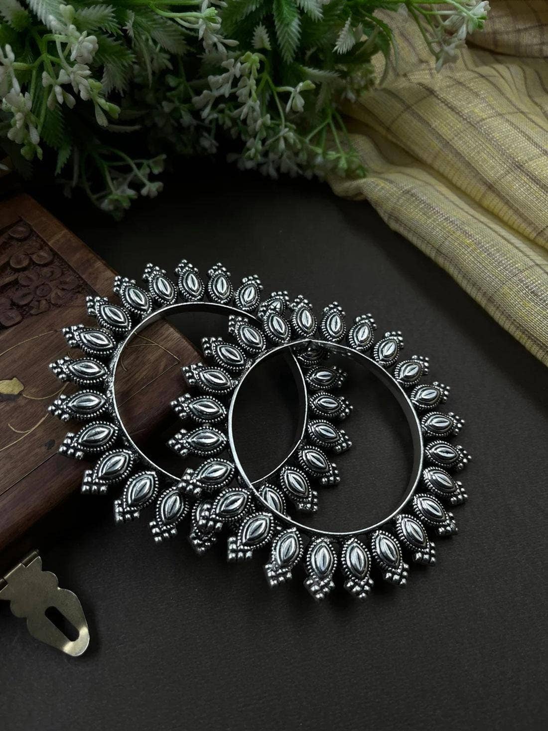 Vastrabhushan – Conjunto de joias por atacado – Conjunto de Joias Florais em Prata Oxidada com Acessórios3