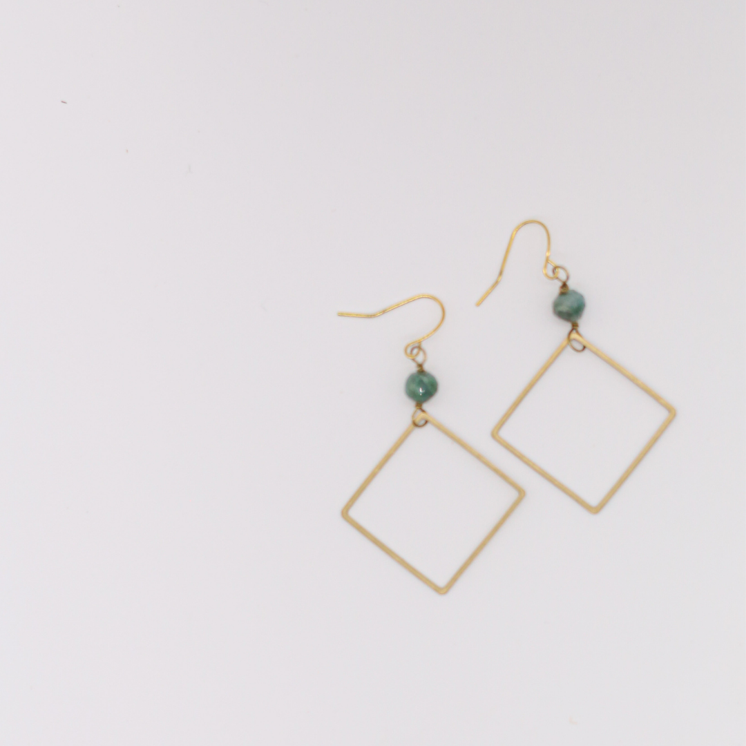 Seeds – Großhandel Ohrhänger – Julia-Ohrringe | Quadratische Anhänger aus Messing, echte Steinperlen5