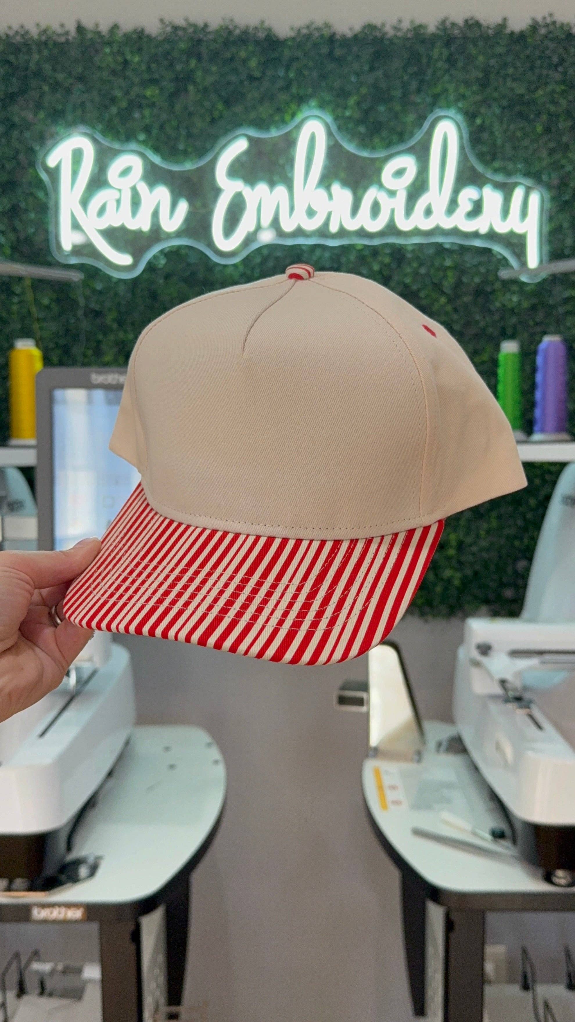 Rain Embroidery – Großhandel Trucker-Cap – Unisex – Rote Streifen Trucker Cap (leer)3