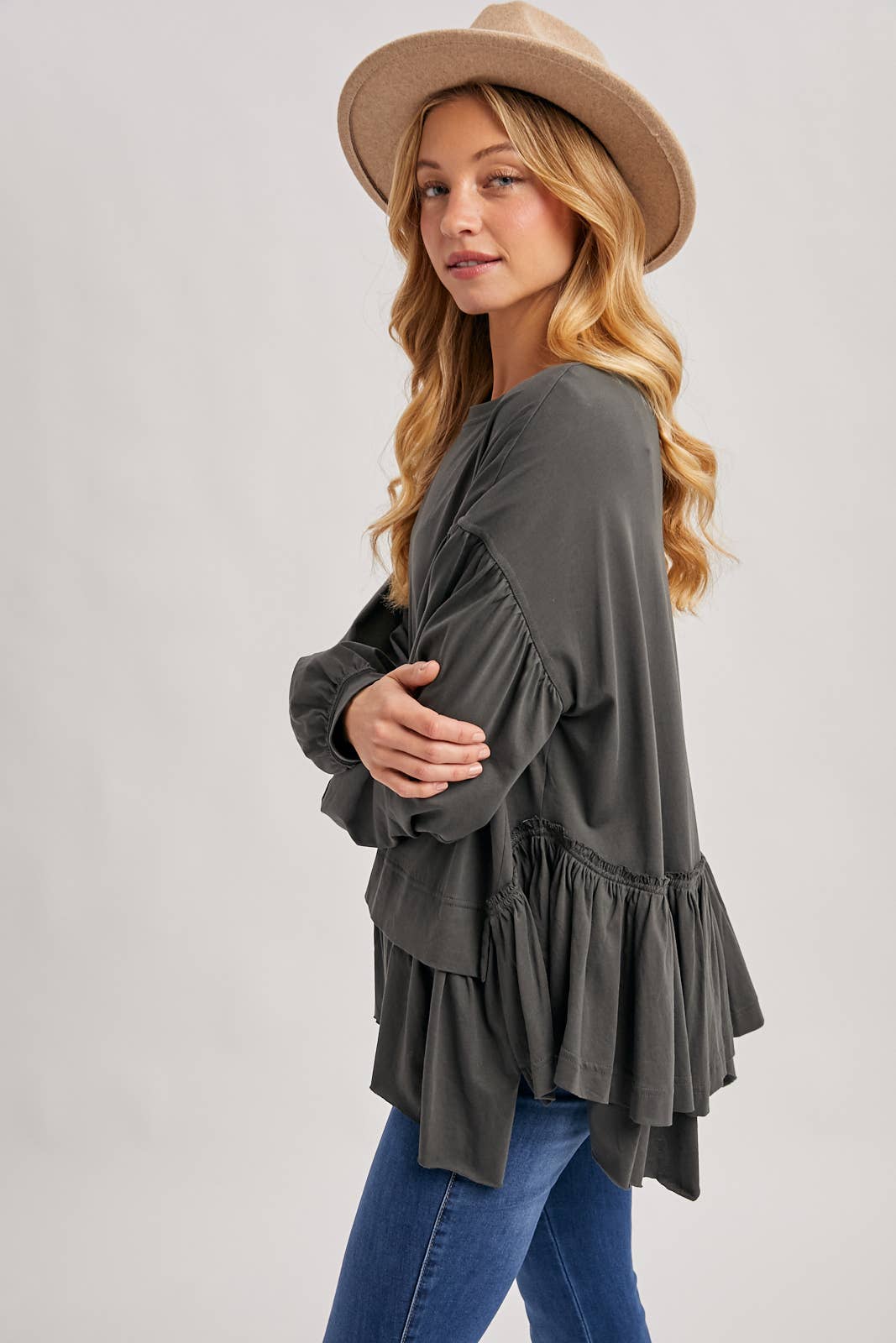 Bluivy – Großhandel Strickoberteil – Damen – ÜBERGROßES STRICKOBERTEIL MIT GERÜSCHTEM PEPLUM-SAUM7