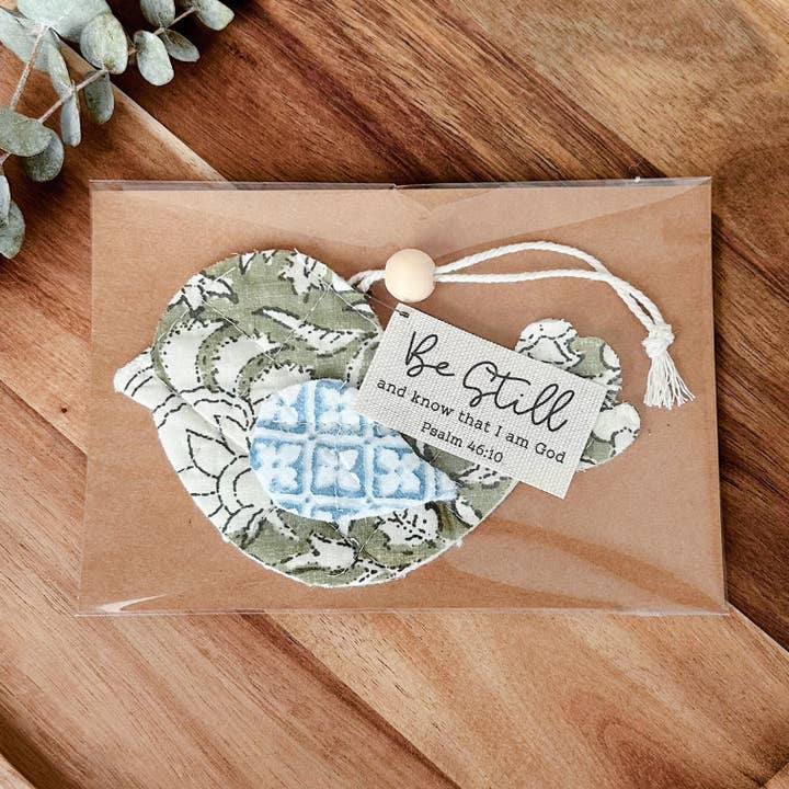 Quiltat Tygfågel - Psaltaren 46:10 | Handgjord | Presentinslagen för wholesale av So Thoughtful Gifts