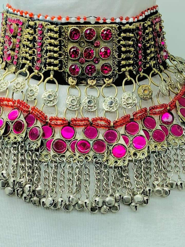 Collier ras-du-cou Kuchi rose, collier ras du cou bohème tendance pour la vente par vintarust